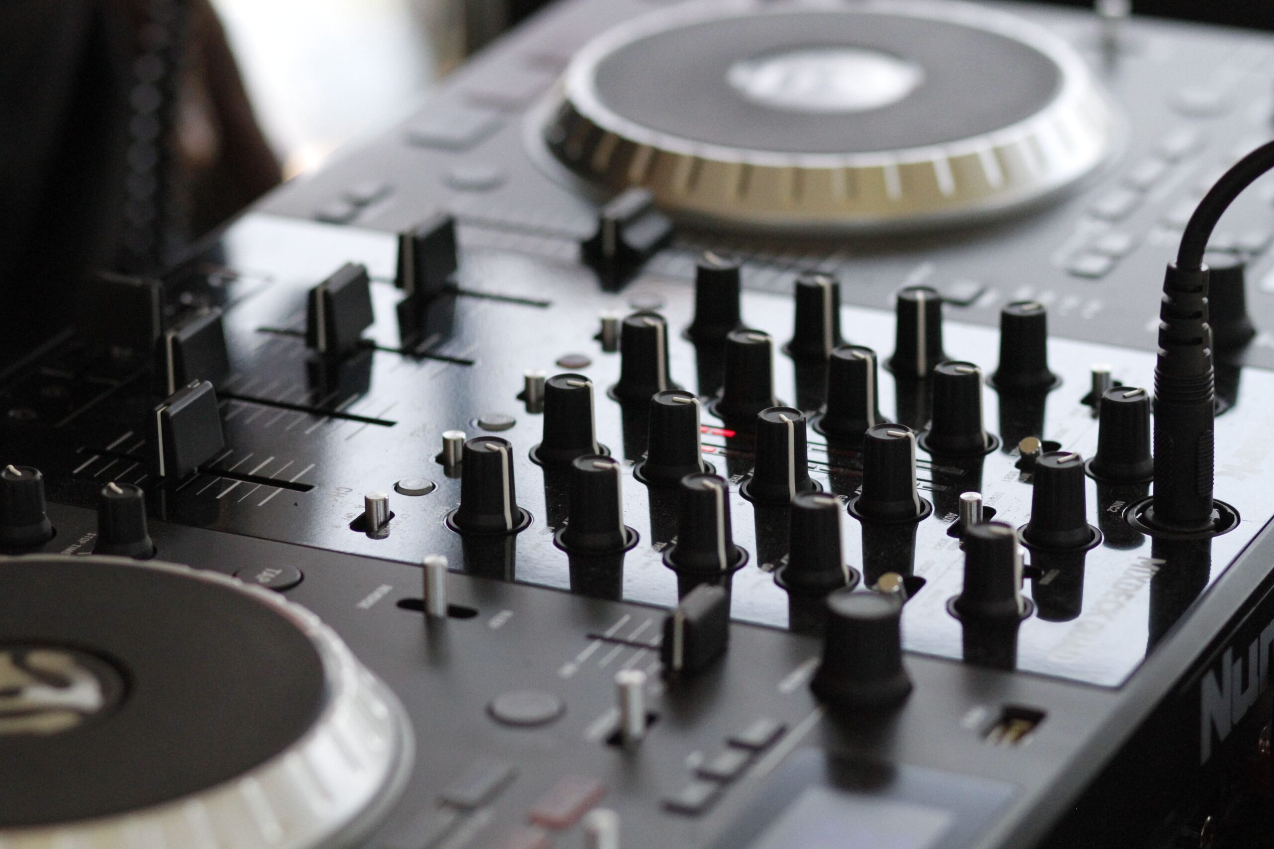 Vue détaillée d'une console de mixage professionnelle utilisée pour un mariage